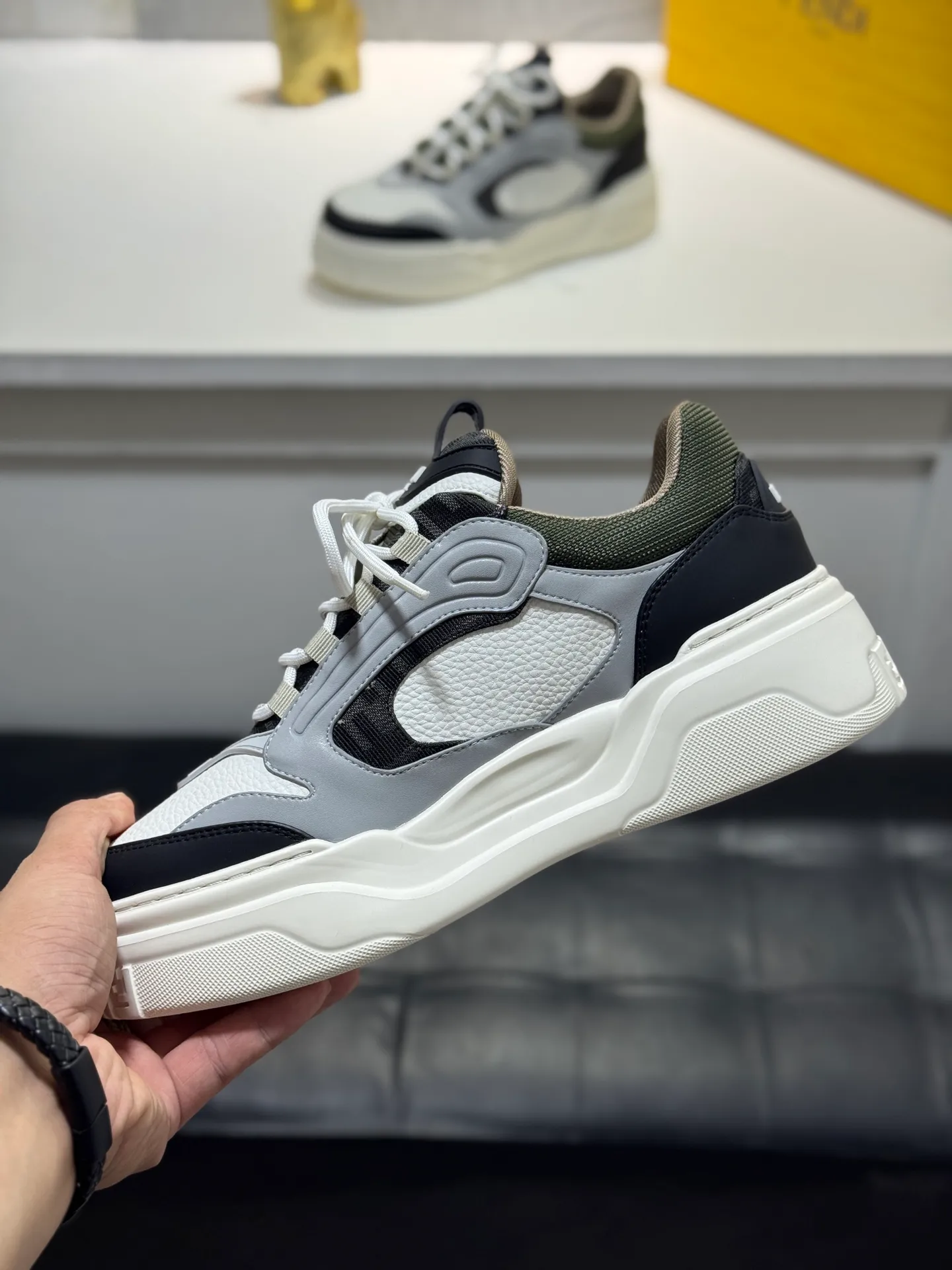 Men's men's shoes 💰560 [New style] 🦥🦥FENDI Fendi high version latest Force series calfskin FF mesh round toe thick sole low-top sports sneakers, these Force lace-up low-top shoes. Made of white full-grain leather and white and brown smooth leather. Padded. Brown FF jacquard and yellow technical fabric details. Lightweight and thick white sole with FF pattern details on the toe and heel ✔️Fabric: Imported first-layer cowhide breathable mesh ✔️Inner lining: Customized breathable mesh ✔️Sole: Open-molded rubber foam material ✔️Sole thickness: 7CM Size: #Men's 38-44 (45 is custom-made and cannot be returned or exchanged